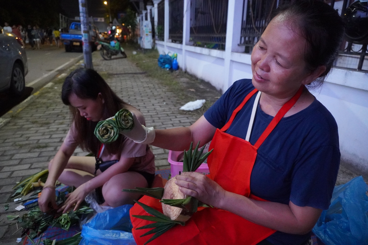 Chị Lounkham ở bản Phonsavat Neua, quận Sikhottabong là môt trong những người làm hoa đăng truyền thống. Ảnh: Trần Tuấn/VOV-Vientiane