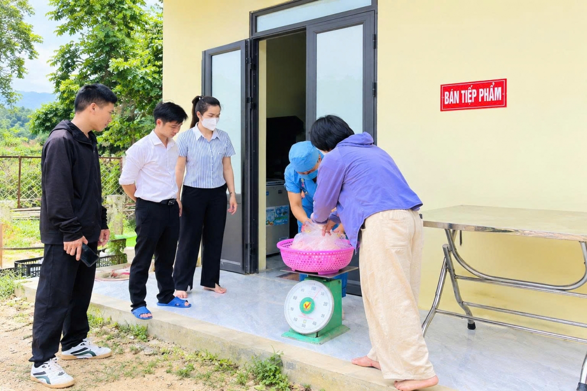 Hàng ngày, thực phẩm phục vụ bữa ăn bán trú tại Trường PTDTBT Tiểu học và THCS Văn Vũ được phụ huynh, giáo viên kiểm tra trước khi chế biến (Ảnh: Công Luận-Thúy Kiều)