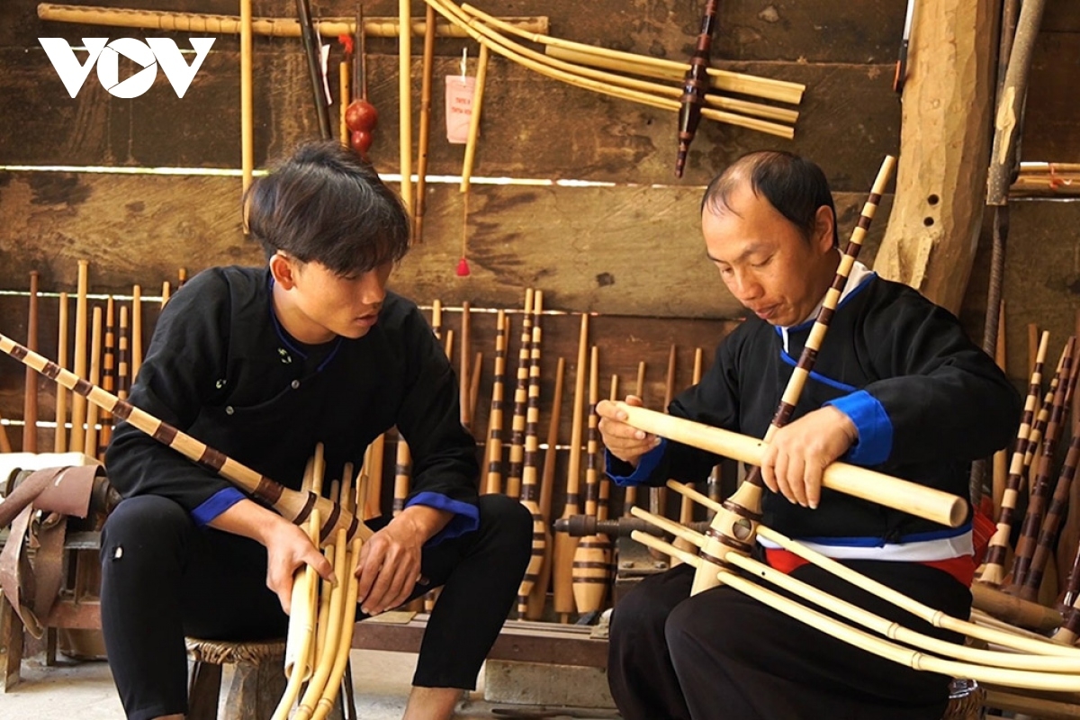 Nghệ nhân Thào A Dũng truyền dạy nghề chế tác khèn cho con cháu (Ảnh: Khắc Kiên)