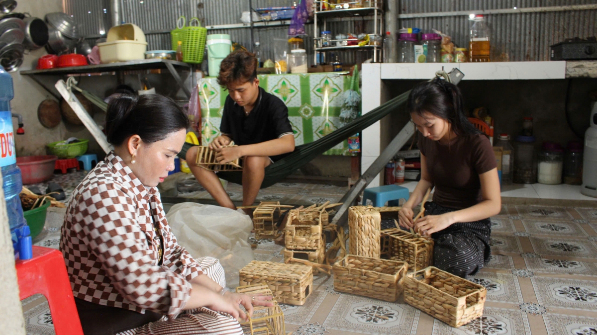 Người dân vùng biên có việc làm và thu nhập ổn định hơn nhờ các mô hình tổ hợp tác phát triển kinh tế (Ảnh: Nguyễn Quang)