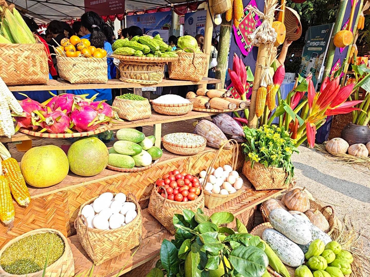 Từ hạt nếp nương, bánh khảo đến rau xanh, trứng, gà, nông sản địa phương của xã Hòa An, tỉnh Cao Bằng được giới thiệu trực tiếp đến người tiêu dùng qua livestream tại phiên chợ. (ảnh Nguyễn Hoàng Duy Thái/VOV Đông Bắc)