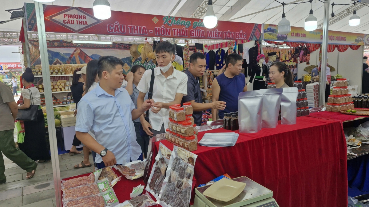 Du khách tham quan, tìm hiểu các sản phẩm đặc sản địa phương tại gian hàng của phường Cầu Thia. 
Ảnh: Thừa Xuân/VOV Tây Bắc