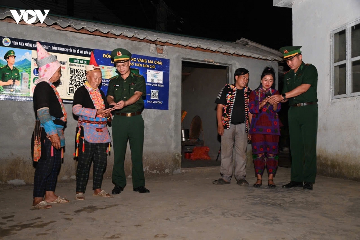 Cán bộ, chiễn sĩ biên phòng Lai Châu đến từng ngõ, gõ từng nhà người dân ở khu vực biên giới để hướng dẫn sử dụng điện thoại thông minh (Ảnh: PV Tây Bắc)