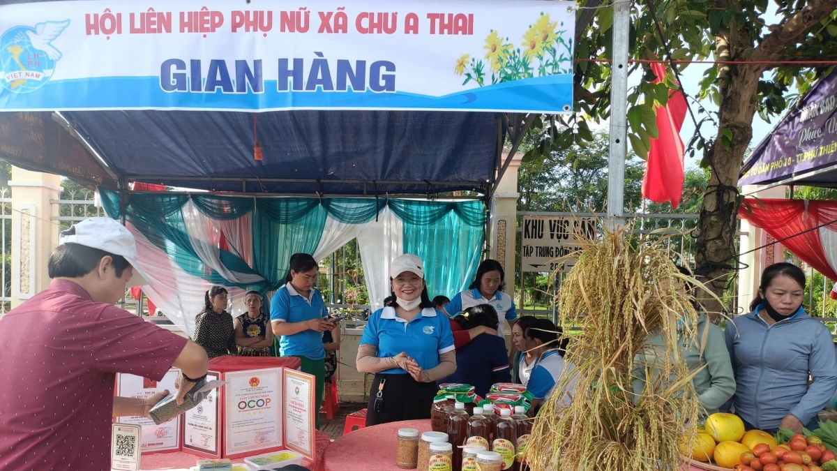 Gian hàng đặc sản đạt tiêu chuẩn OCOP. (Ảnh: Quốc Học và CTV Bảo Anh)