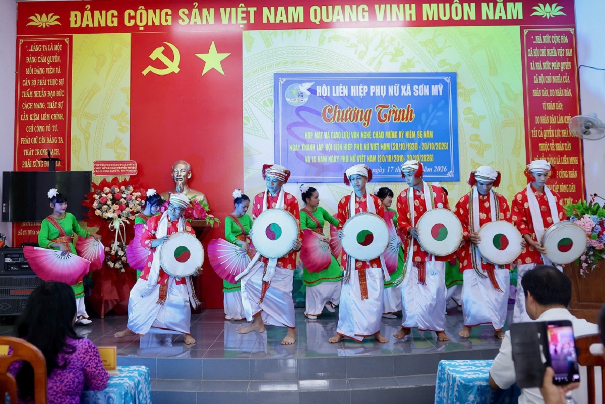 Đội văn nghệ dân tộc Chăm thôn Phò Trì biểu diễn tại buổi gặp mặt nhân ngày Phụ nữ Việt Nam năm 2026. Ảnh: NVCC
