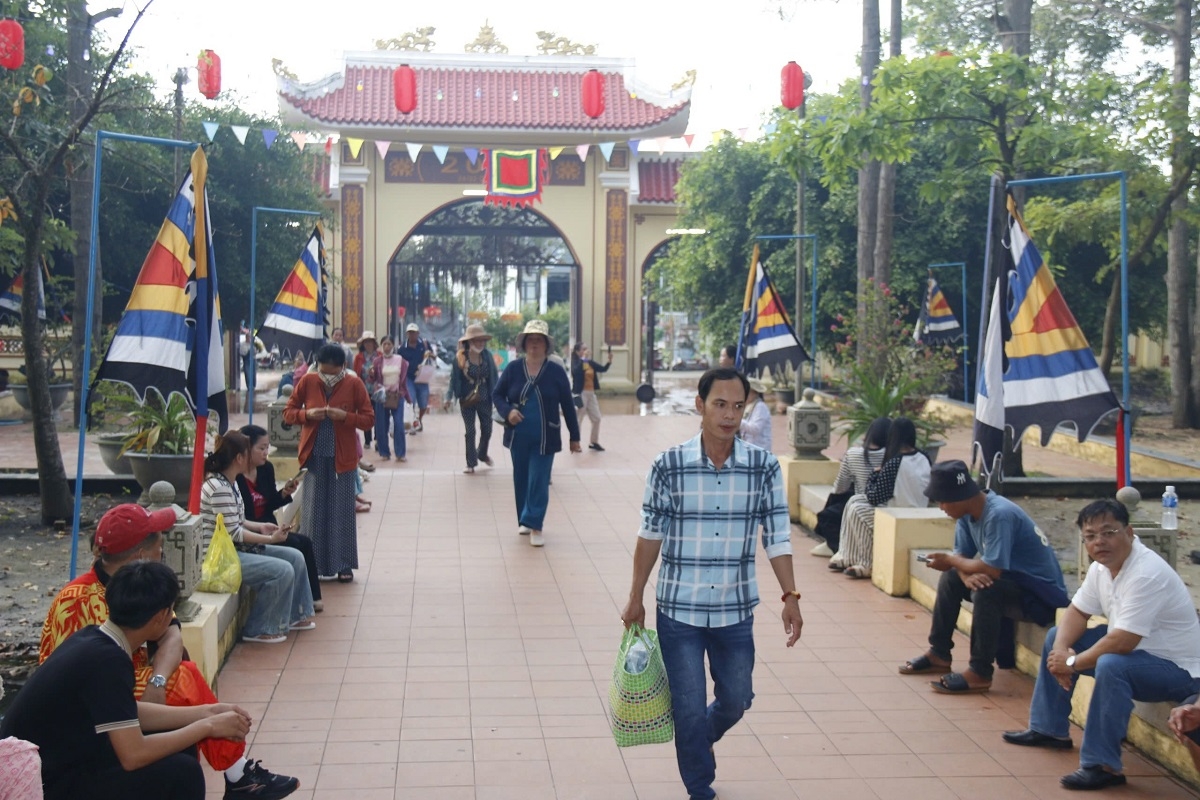 Du khách trải hội. Ảnh: Đoàn Sĩ 