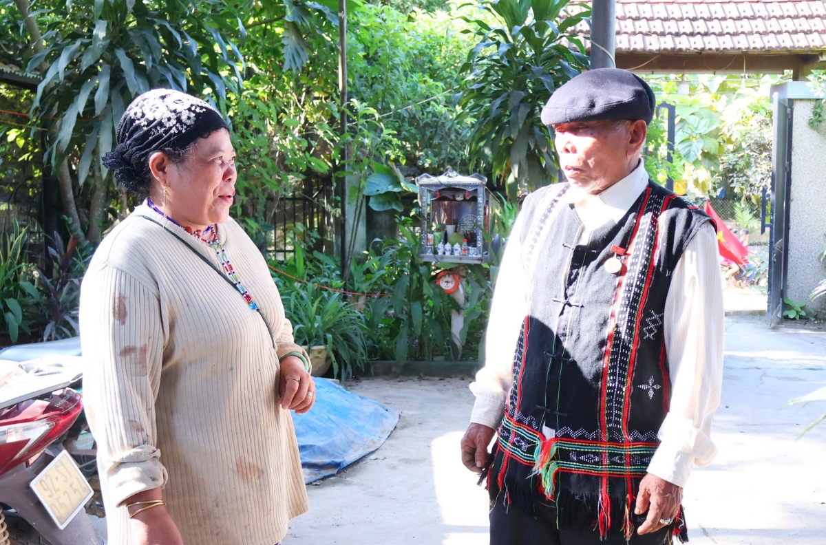 Đảng viên Ông Zơ Râm Năng thường xuyên vận động, tuyên truyền đồng bào Cơ Tu phát triển kinh tế, hiến đất làm đường giao thông liên thôn. (Ảnh: Tuyết Lê)