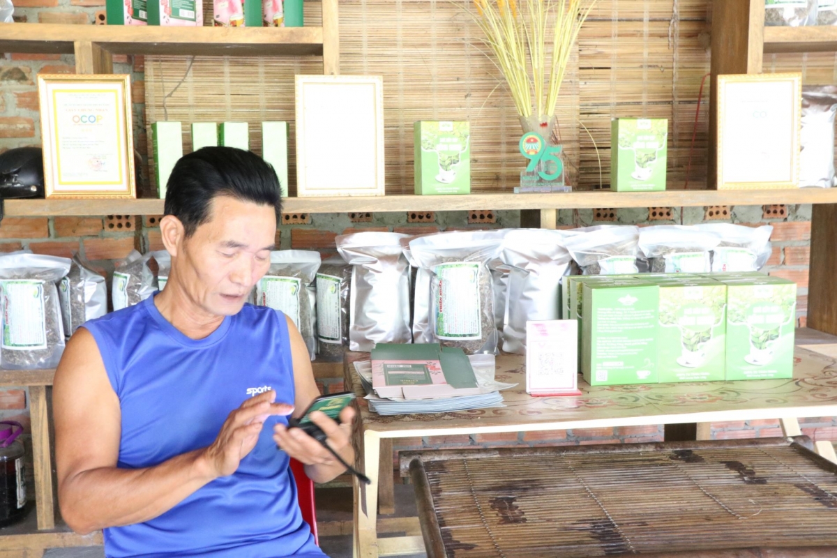 Bà con vùng cao quảng bá nông sản trên môi trường mạng (Ảnh: Vinh Thông)