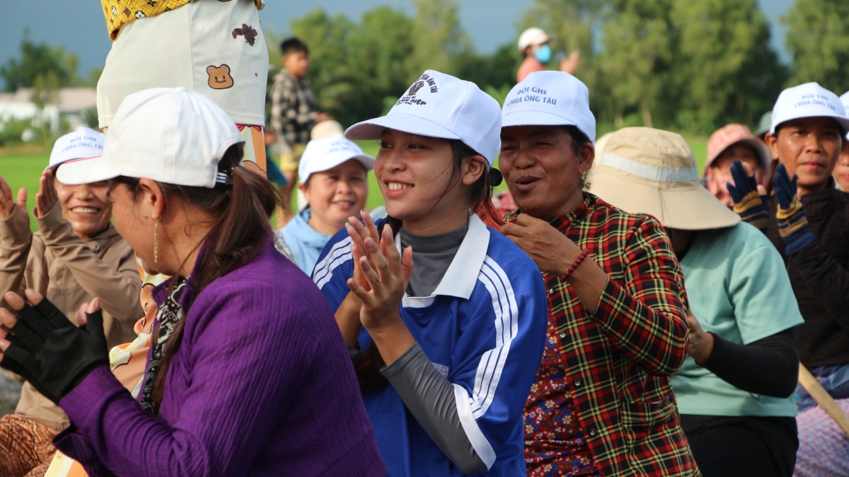 Không khí bơi đua luôn vui vẻ, phấn khởi (Ảnh: Thạch Hồng)