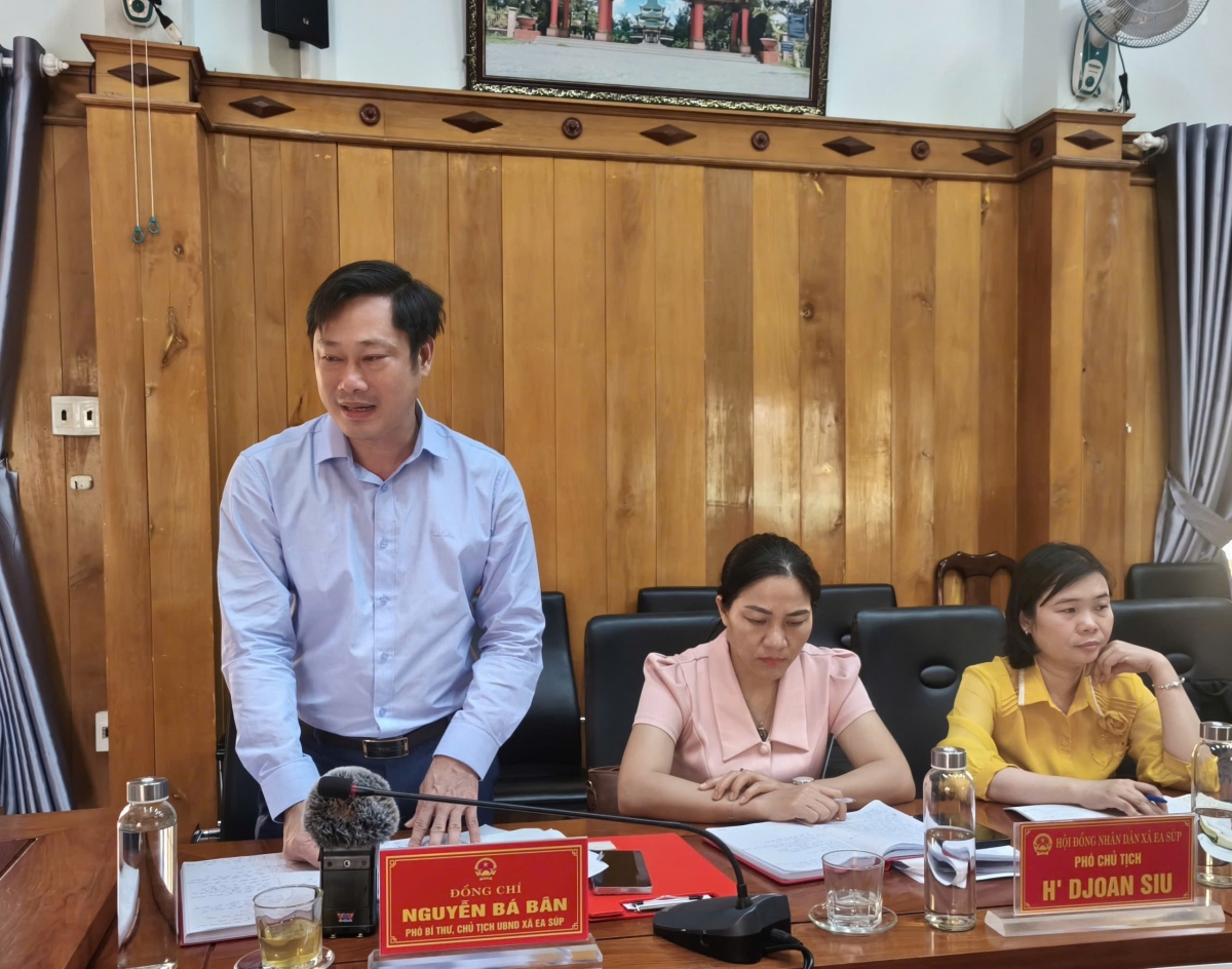 Ông Nguyễn Bá Bân, Chủ tịch UBND xã Ea Súp, cho rằng áp lực công việc thường xuyên khiến chính quyền cơ sở gặp khó (Ảnh: Nam Trang)