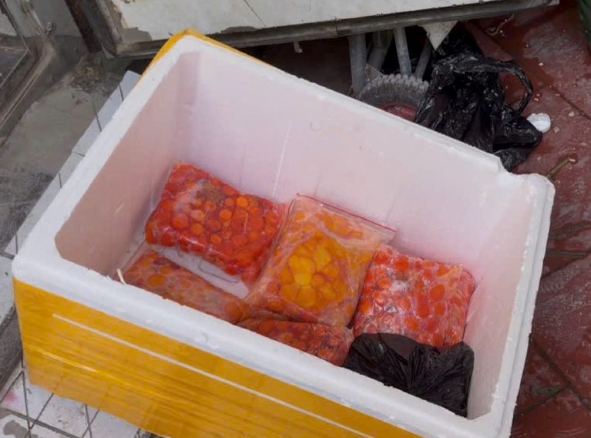 Số trứng có nguồn gốc từ Trung Quốc, đang trong tình trạng chảy nước (Ảnh: Đồn BPCKQT Lào Cai)