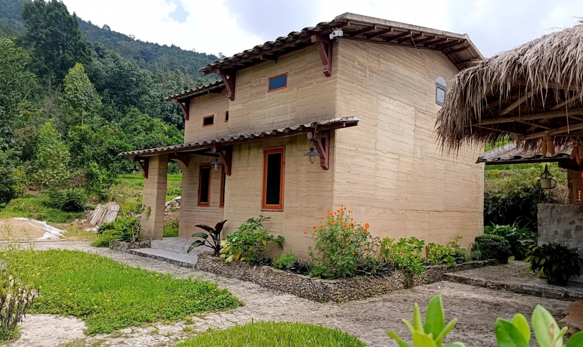 Nhà trình tường - nét đặc trưng văn hóa của người Dao được làm bằng đất đỏ, cát sỏi và các phụ gia, kết hợp xi măng... để tăng độ bền phù hợp với khí hậu vùng cao. Ảnh: Vũ Thị Miền/VOV Đông Bắc
