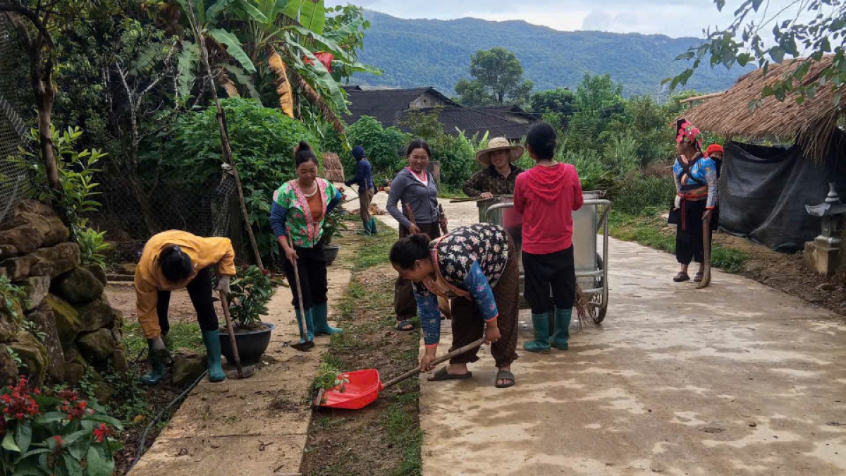 Người dân dọn dẹp, chỉnh trang đường làng ngõ xóm - Ảnh: Người dân cung cấp.
