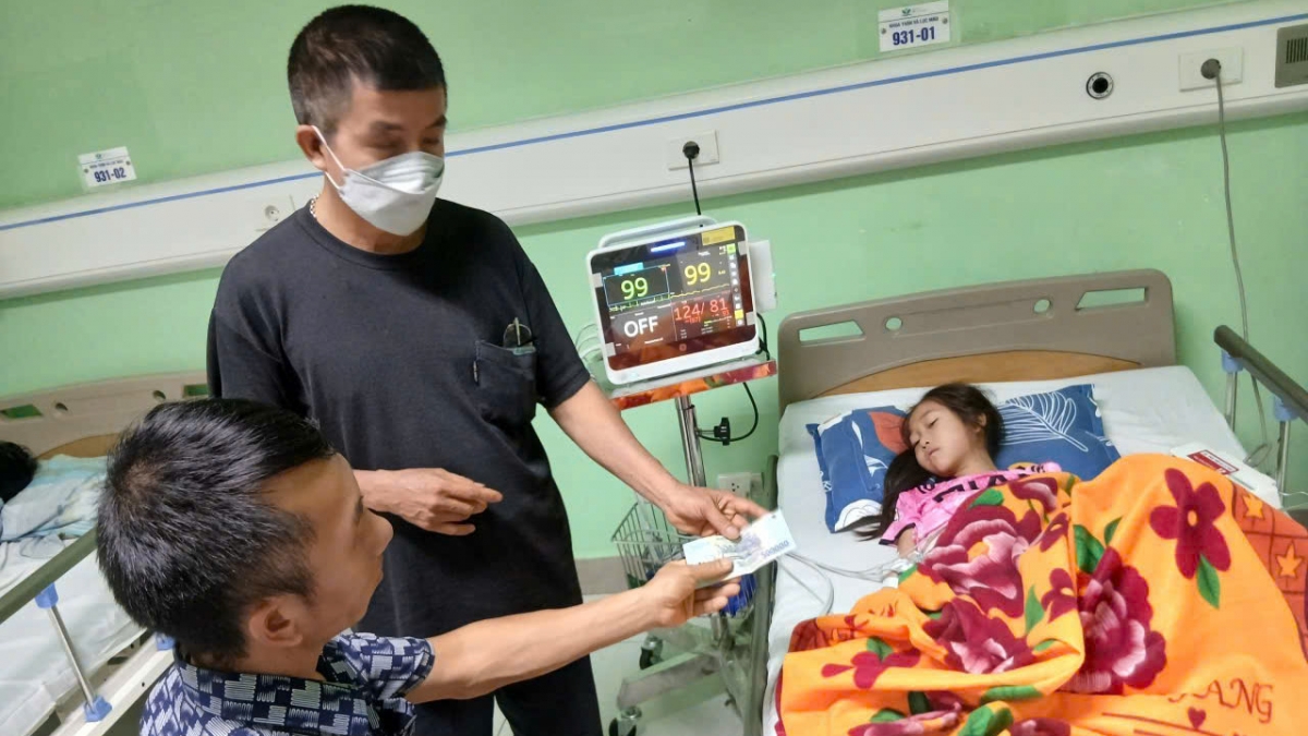 Ông Đỗ Quang Chuyển (người đeo khẩu trang) thường xuyên đến các bệnh viện để chia sẻ khó khăn với các bệnh nhân từ vùng cao. Ảnh do nhân vật cung cấp.