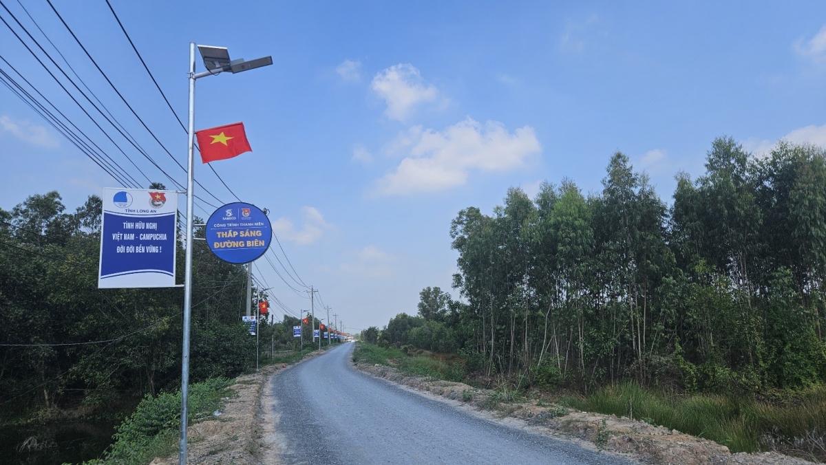 Nhiều tuyến đường được tỉnh Tây Ninh phối hợp cùng các đơn vị triển khai góp phần bảo đảm an toàn đi lại, phục vụ đời sống, sản xuất của người dân và hỗ trợ lực lượng chức năng tuần tra, kiểm soát khu vực biên giới. (Ảnh: Nguyễn Quang)