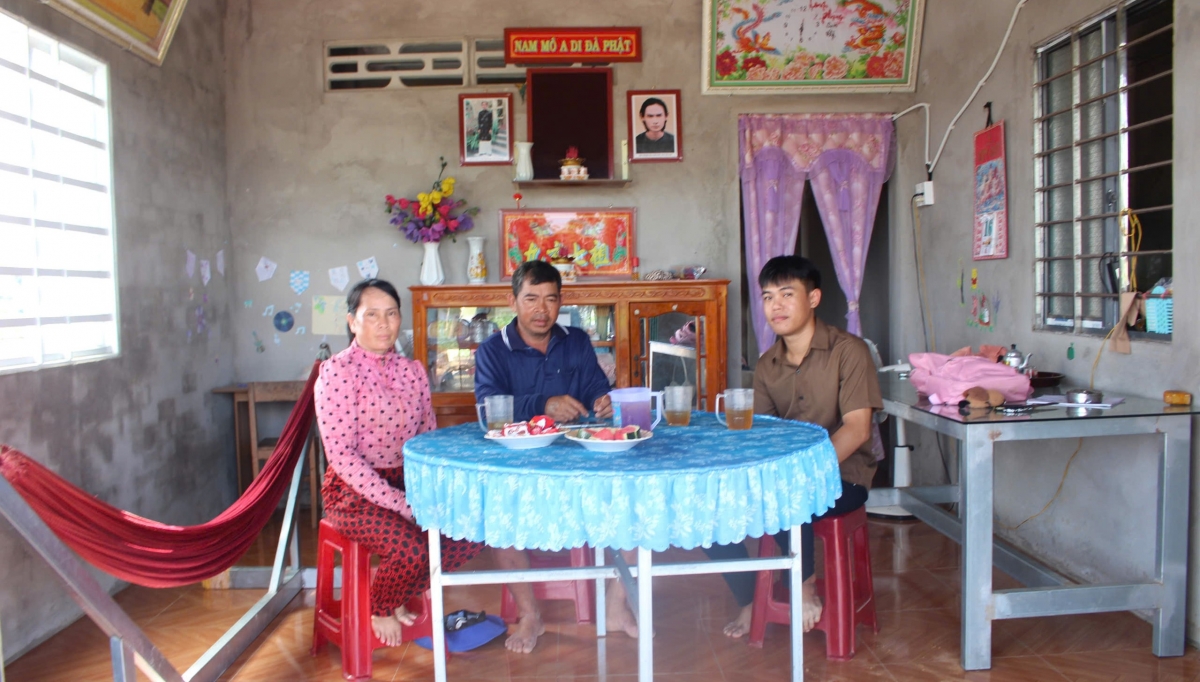 Ông Hải cùng gia đình trong căn nhà Đại đoàn kết được xây dựng hỗ trợ người dân Tây Ninh có hoàn cảnh khó khăn (Ảnh: Nguyễn Quang)