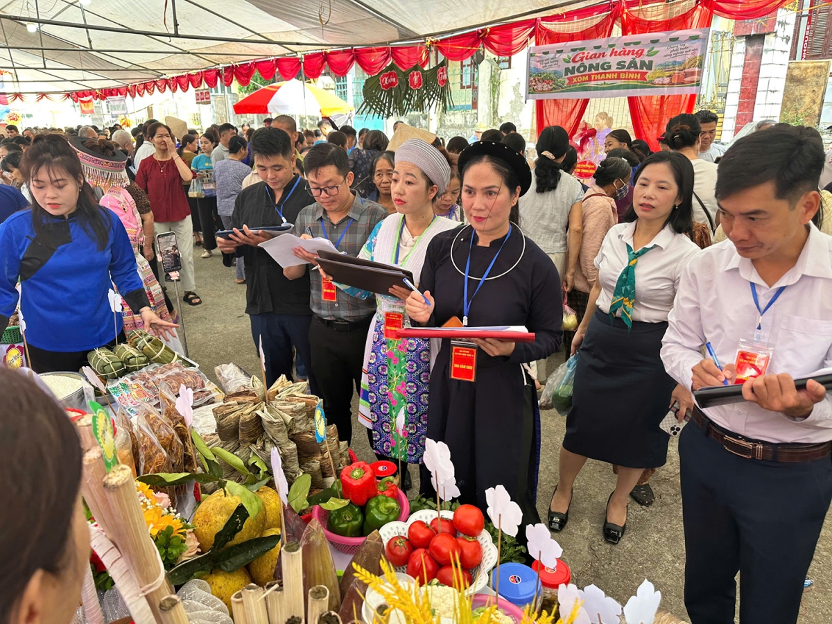 Mức doanh thu tại phiên chợ phản ánh kết quả tích cực bước đầu từ phương thức bán hàng mới trên không gian số, tăng sự kết nối không giới hạn về khoảng cách địa lý giữa người bán và người mua. (ảnh Nguyễn Hoàng Duy Thái/VOV Đông Bắc)