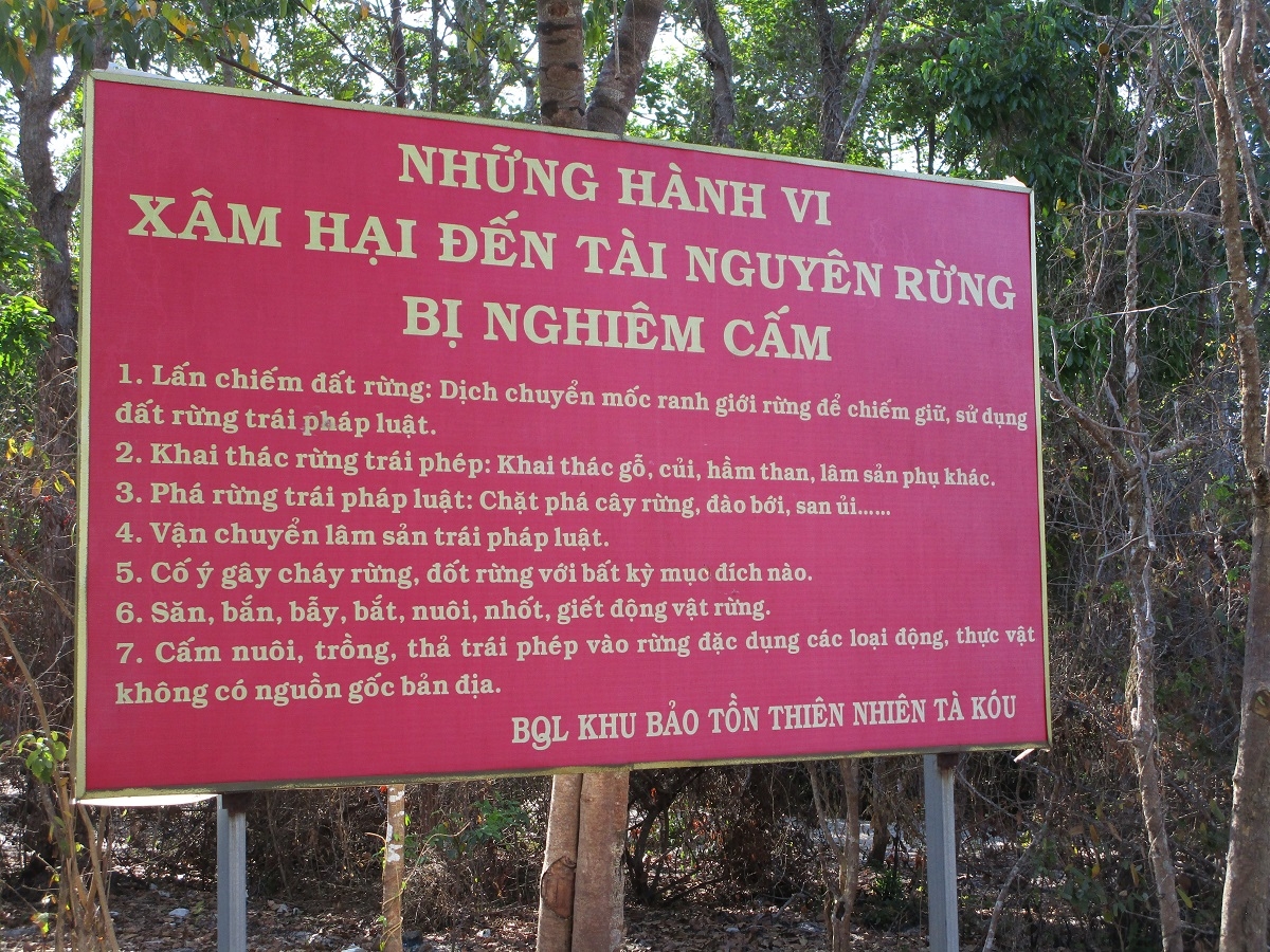 Một biển báo tại Trạm Bảo vệ rừng suối nước nóng (Ban Quản lý Khu Bảo tồn thiên nhiên Tà Kóu). Ảnh: Đoàn Sĩ