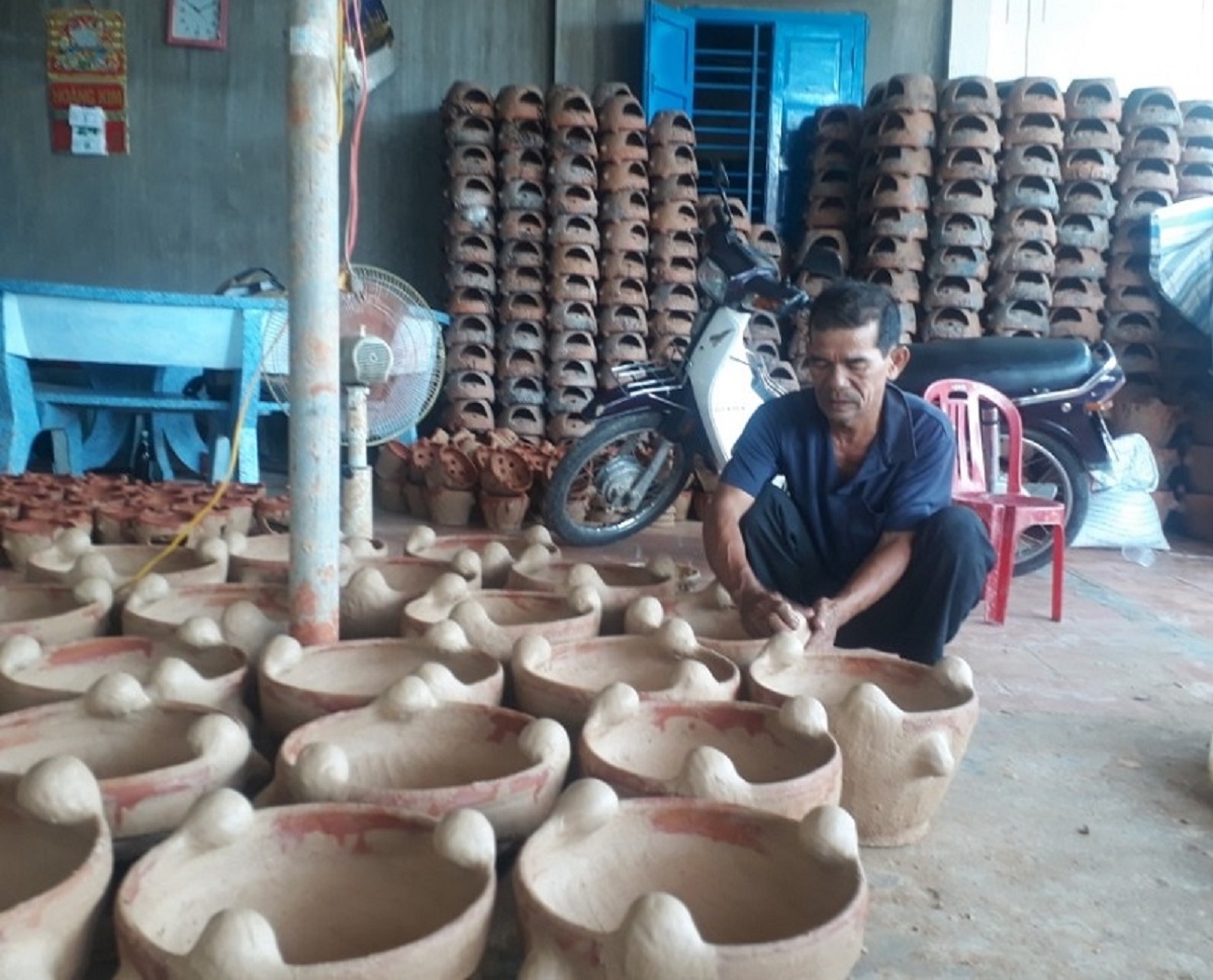 Sản phẩm gốm tại cơ sở của ông Lâm Hùng Sổi. Ảnh: Đoàn Sĩ