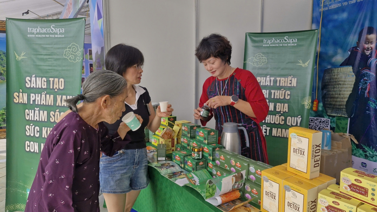 Khách tham quan trải nghiệm, tìm hiểu các sản phẩm chăm sóc sức khỏe.
​​​​Ảnh: Thừa Xuân/VOV Tây Bắc