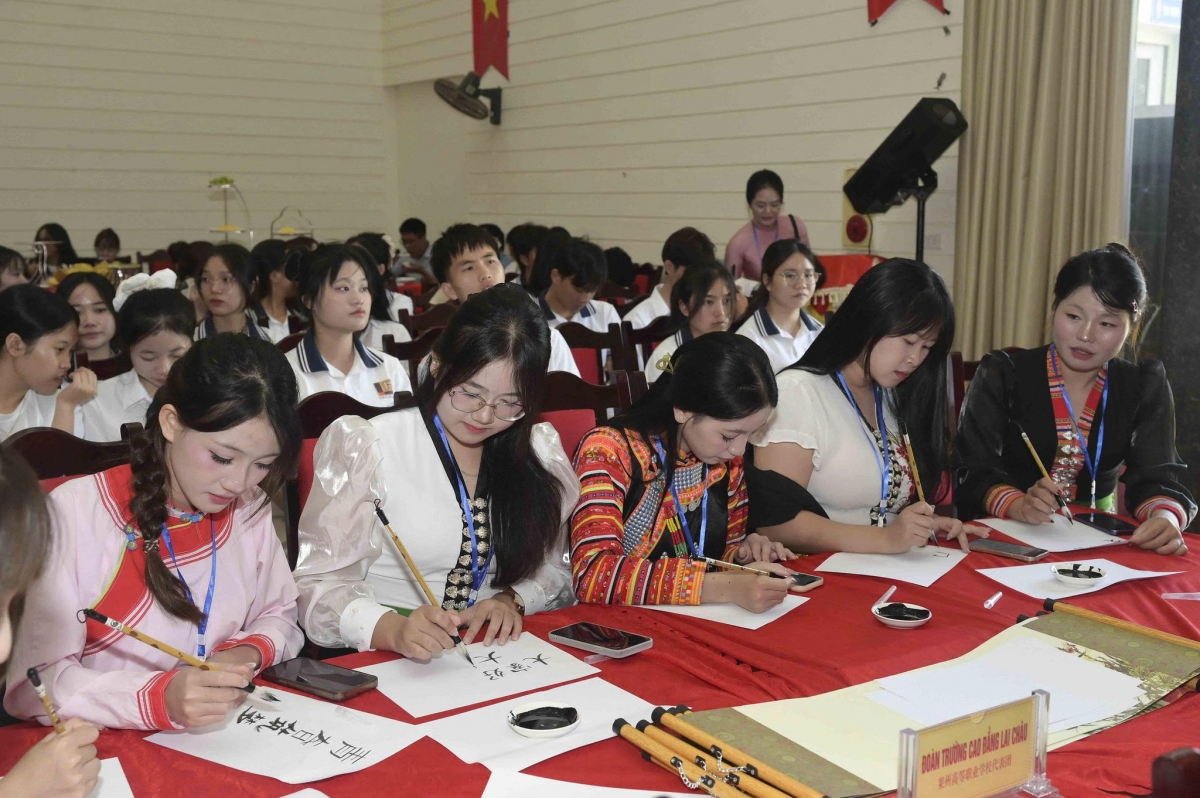 Học sinh, sinh viên các trường giao lưu nghệ thuật viết thư pháp. Ảnh: Trọng Bảo