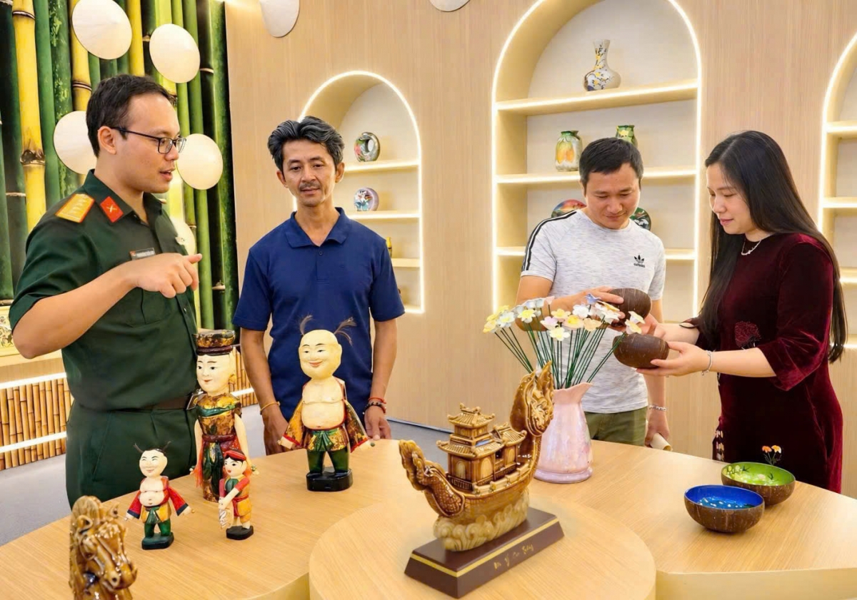 Khu trưng bày Không gian văn hoá Việt nổi bật với các sản phẩm thủ công mỹ nghệ (Ảnh: Bộ Quốc phòng)