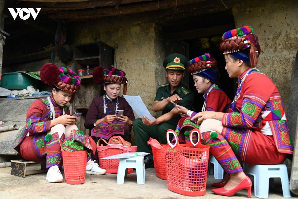 Giờ đây các ứng dụng trên điện thoại thông minh đang được người dân tiếp cận để phục vụ cho công việc, đời sống (Ảnh: PV Tây Bắc)