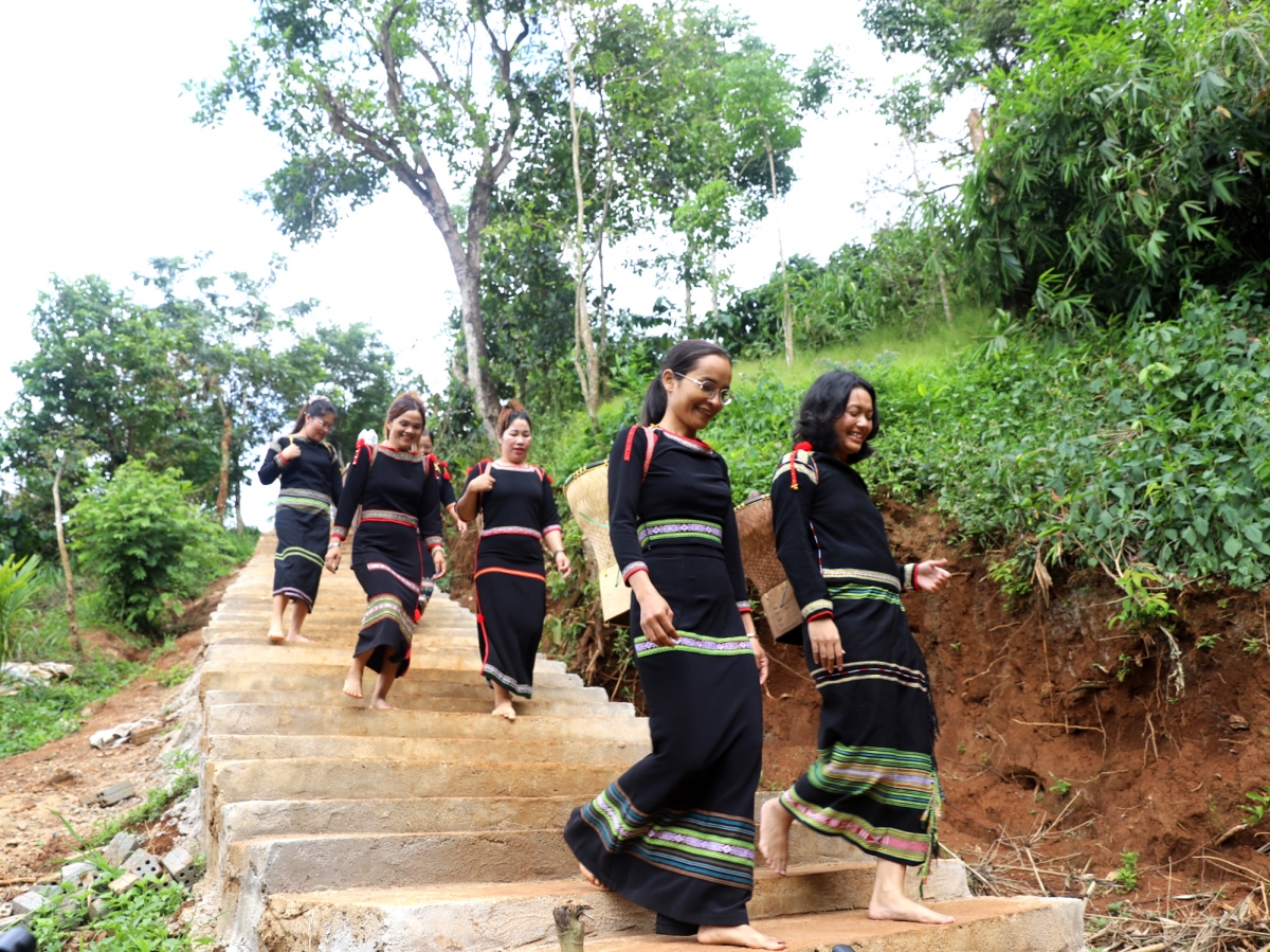 Vào buổi sáng hay chiều muộn, người dân buôn Hô mang theo các vật dụng xuống bến lấy nước về sử dụng. Dù điều kiện sinh hoạt đã thay đổi, việc xuống bến lấy nước vẫn là thói quen được duy trì trong nhiều gia đình. (Ảnh: Hxiu)