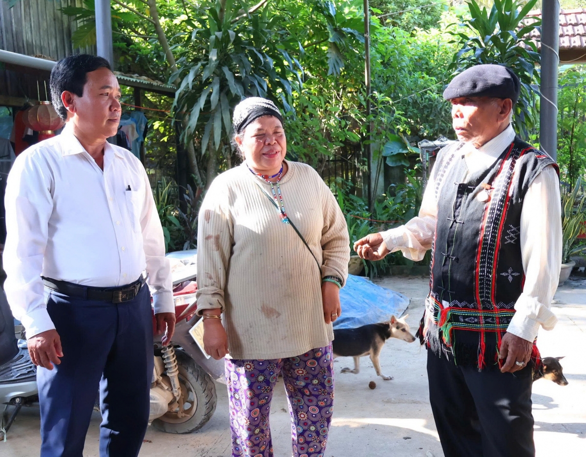 Cán bộ, đảng viên tuyên truyền, vận động ở vùng đồng bào dân tộc thiểu số, miền núi. (Ảnh: Tuyết Lê)