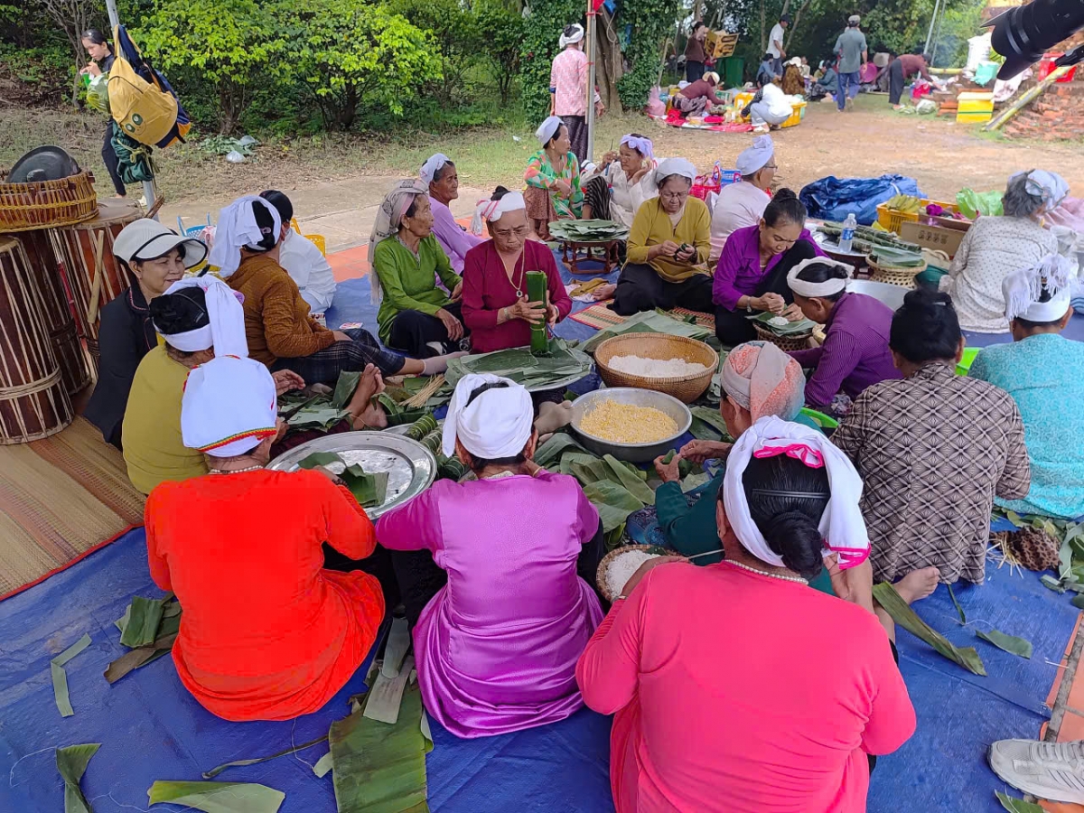 Nhóm phụ nữ Chăm làm bánh truyền thống của người Chăm như: bánh đòn, sakaya, ginraong laya (bánh gừng)... ngay tại đền tháp để dâng cúng thần linh. Ảnh: Đoàn Sĩ/VOV TPHCM
 