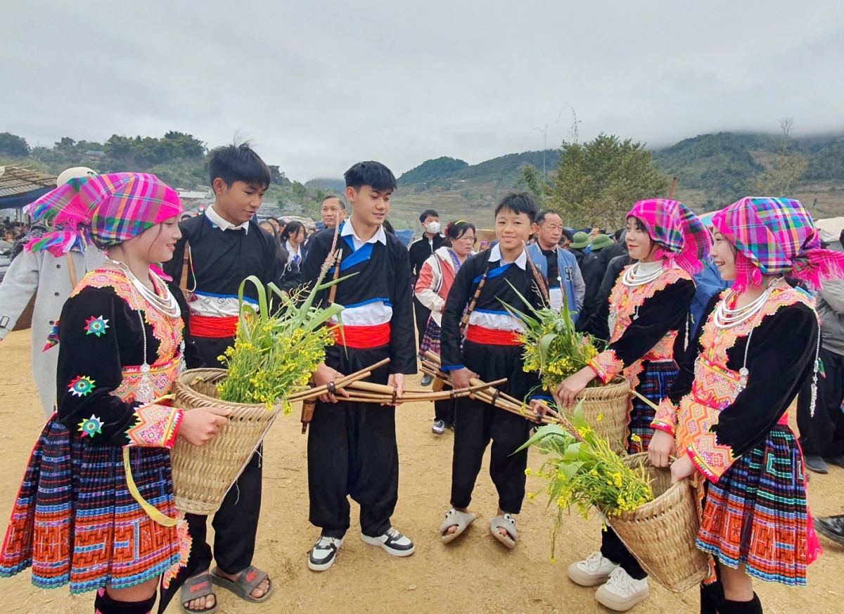 Tiếng khèn giúp trai gái người Mông gần nhau hơn (Ảnh: Khắc Kiên)