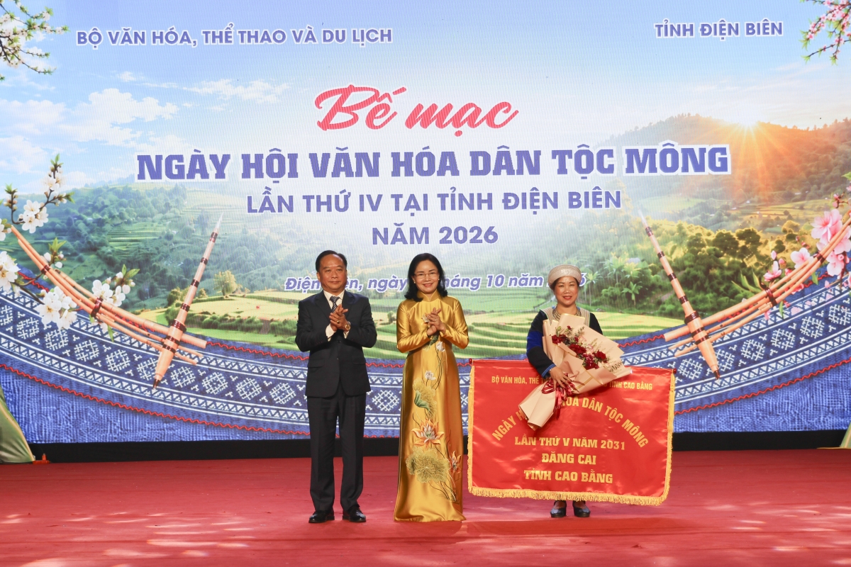 Tỉnh Điện Biên cũng đã trao cờ đăng cai Ngày hội Văn hóa dân tộc Mông lần thứ V, năm 2031 cho tỉnh Cao Bằng. (Ảnh: Vũ Lợi)