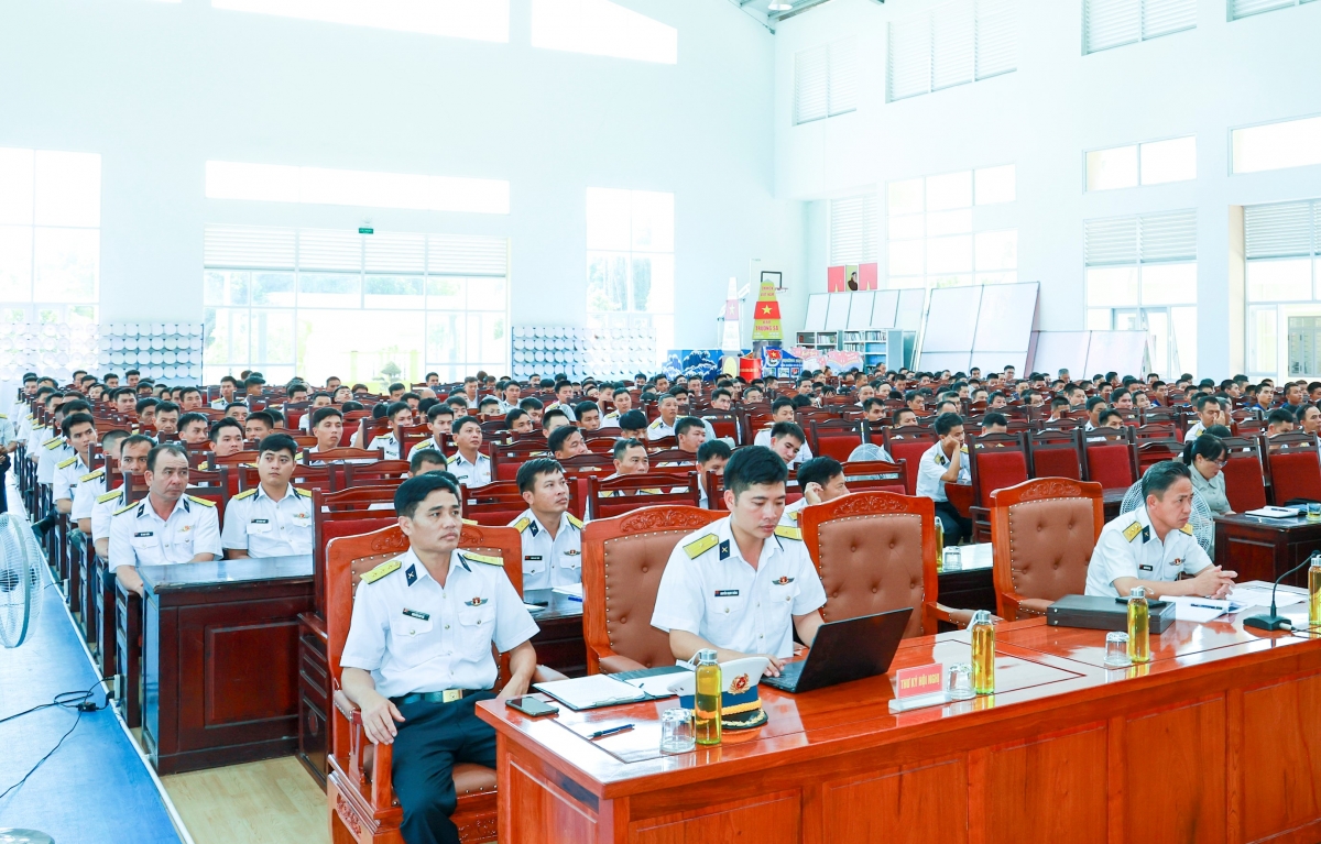 Cử tri ở đặc khu Trường Sa. (Ảnh: Phóng viên VOV Tây Nguyên)