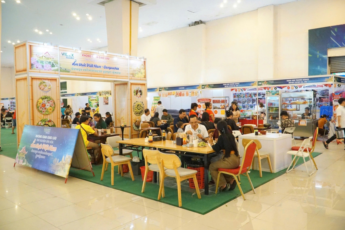 Quang cảnh Không gian giao lưu ẩm thực Việt Nam – Campuchia (Ảnh: Bộ Quốc phòng)