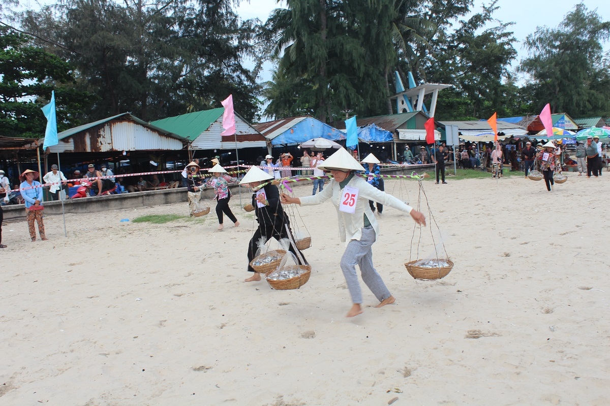 Hội thi gánh cá. Ảnh: Đoàn Sĩ 