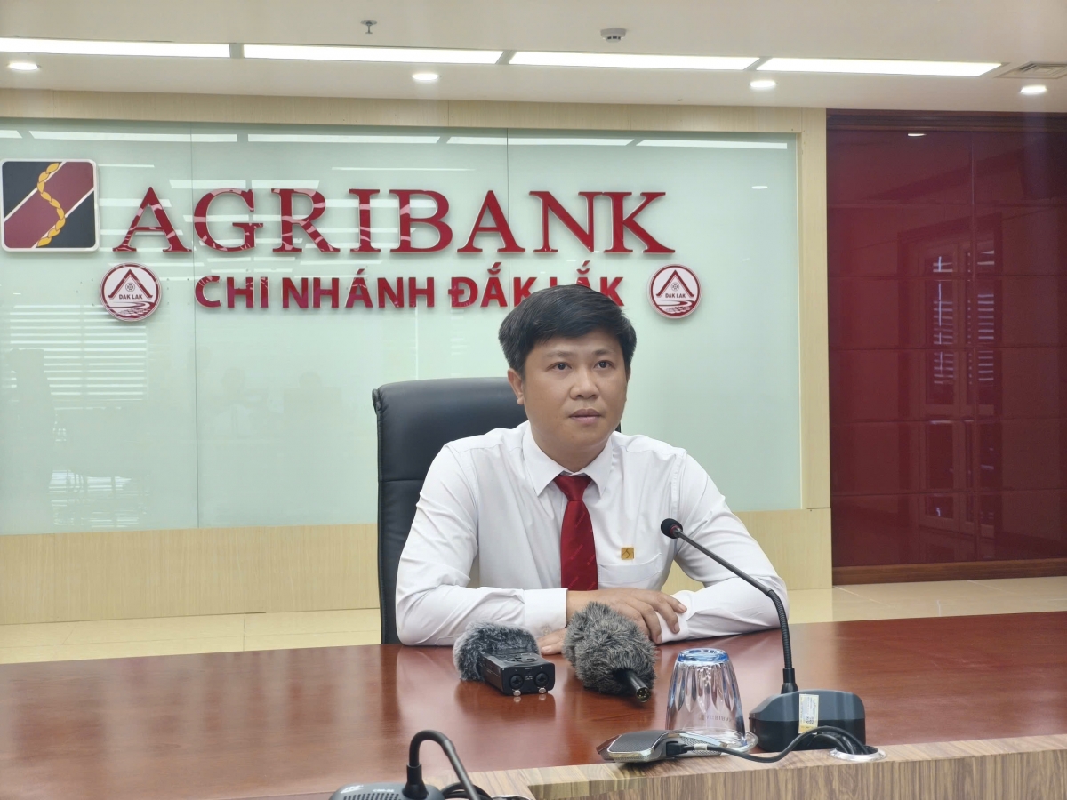 Ông Võ Tiến Nam, Phó Giám đốc Agribank Chi nhánh Đắk Lắk, cho biết ngân hàng gắn tín dụng với hướng dẫn canh tác tiết kiệm, giúp người dân nâng cao hiệu quả sử dụng vốn và chất lượng cà phê. (Ảnh: Nam Trang)
