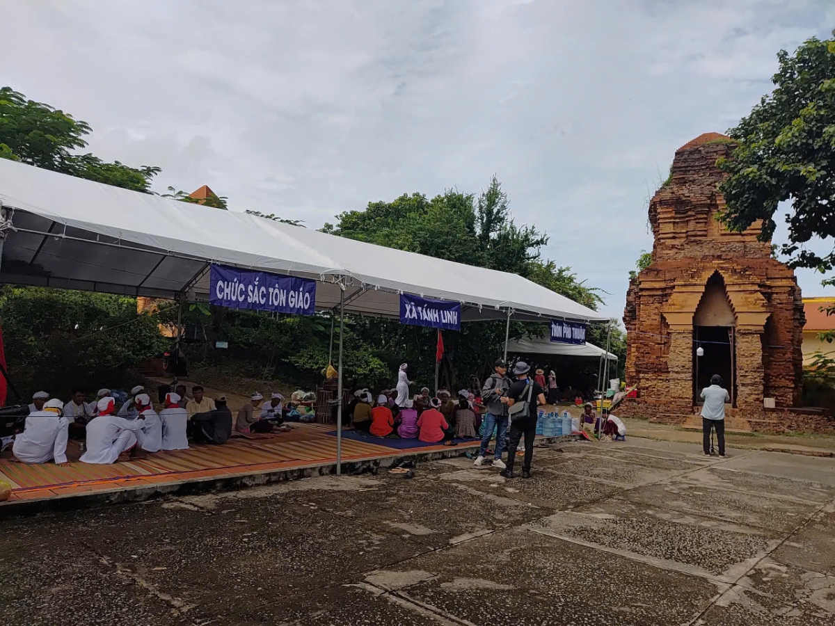 Rạp tạm được dựng lên ngay khuôn viên tháp Pô Sah Inư để tạo điều kiện cho một số bà con ở xa tá túc qua đêm. Ảnh: Đoàn Sĩ/VOV TPHCM
 