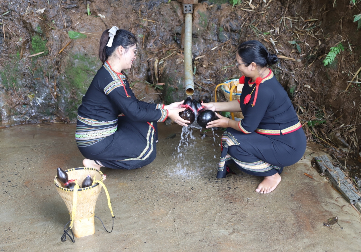 Dòng nước trong mát chảy từ các mạch nước ngầm, được người dân cắm ống dẫn ra bến nước buôn Hô. Đối với người Ê Đê, nguồn nước tự nhiên gắn bó với đời sống từ nhiều thế hệ, vì vậy việc bảo vệ mạch nước luôn được cộng đồng coi trọng. (Ảnh: Hxiu)