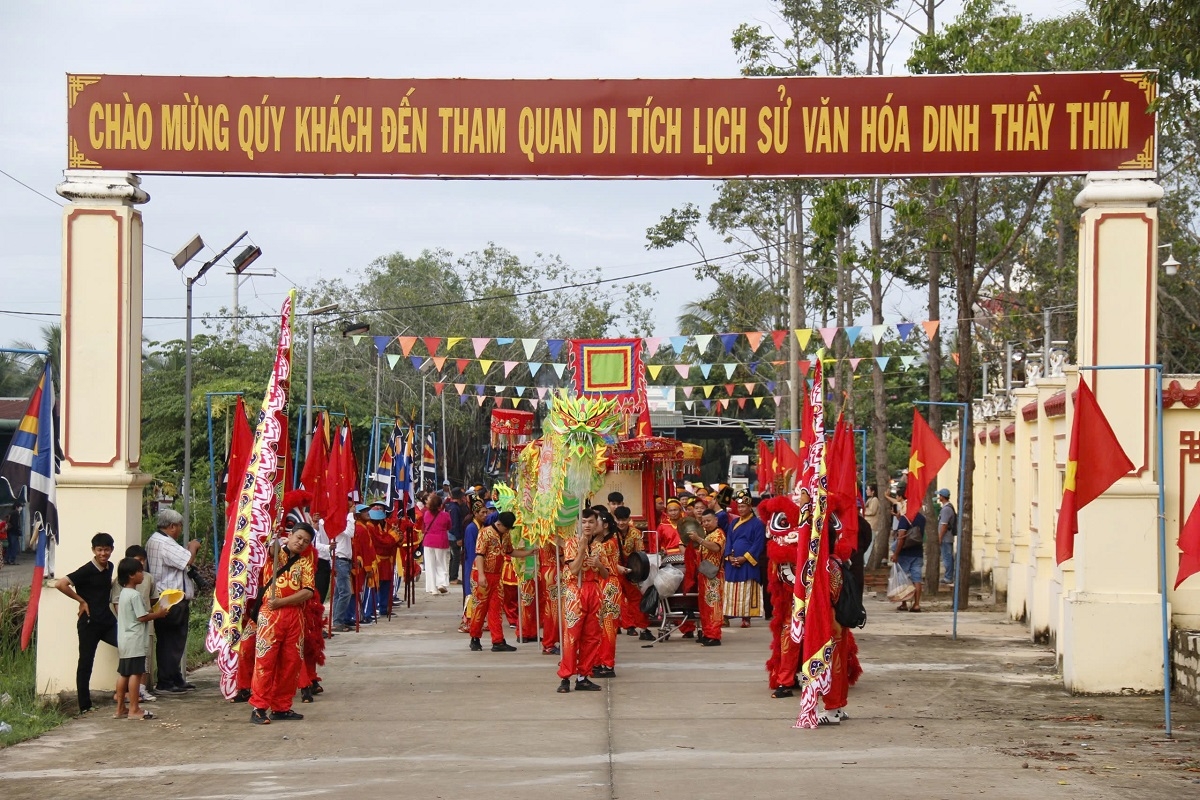 Lễ hội diễn ra nhiều nghi lễ truyền thống. Ảnh: Đoàn Sĩ 