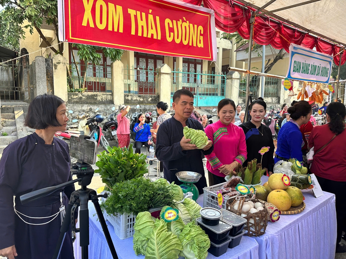 Tại các gian hàng, đại diện chính quyền và các hội, đoàn thể cùng bà con giới thiệu sản phẩm, hỗ trợ thao tác livestream và giao dịch trực tuyến. (ảnh Nguyễn Hoàng Duy Thái/VOV Đông Bắc)
