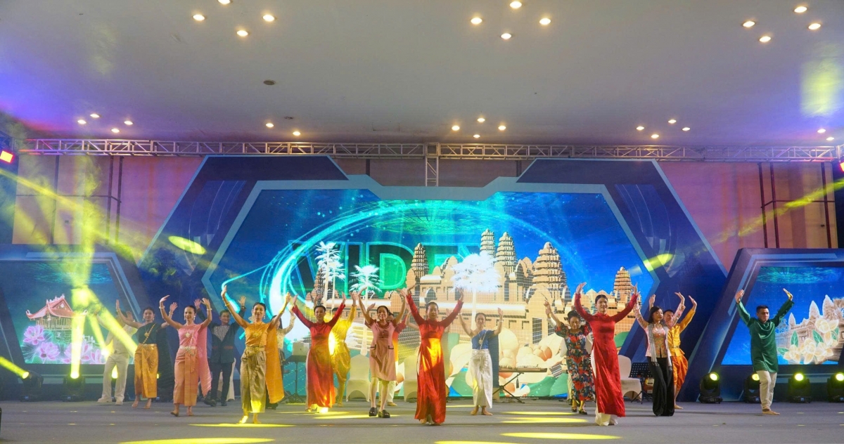 Sắc màu văn hóa các dân tộc, các vùng miền Việt Nam mang dấu ấn đậm nét tại Hội chợ kết nối giao thương và quảng bá sản phẩm Việt Nam – Campuchia 2026 (Ảnh: Bộ Quốc phòng)
