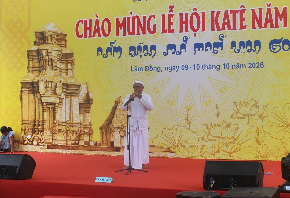 Có 9 nghệ nhân người Chăm đến từ các xã: Tuy Phong, Liên Hương, Bắc Bình, Hồng Thái, Hàm Thuận Bắc, Hàm Thuận, Tân Thành, Sơn Mỹ và Tánh Linh tham gia hội thi thổi kèn saranai.
Ảnh: Đoàn Sĩ/VOV TPHCM
 