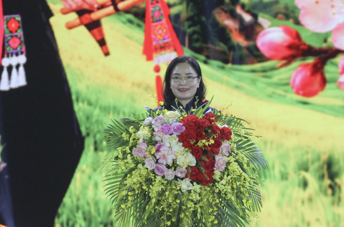 Bà Trịnh Thị Thủy, Thứ trưởng Bộ Văn hóa, Thể thao và Du lịch phát biểu khai mạc ngày hội.
Ảnh: Vũ Lợi/VOV Tây Bắc