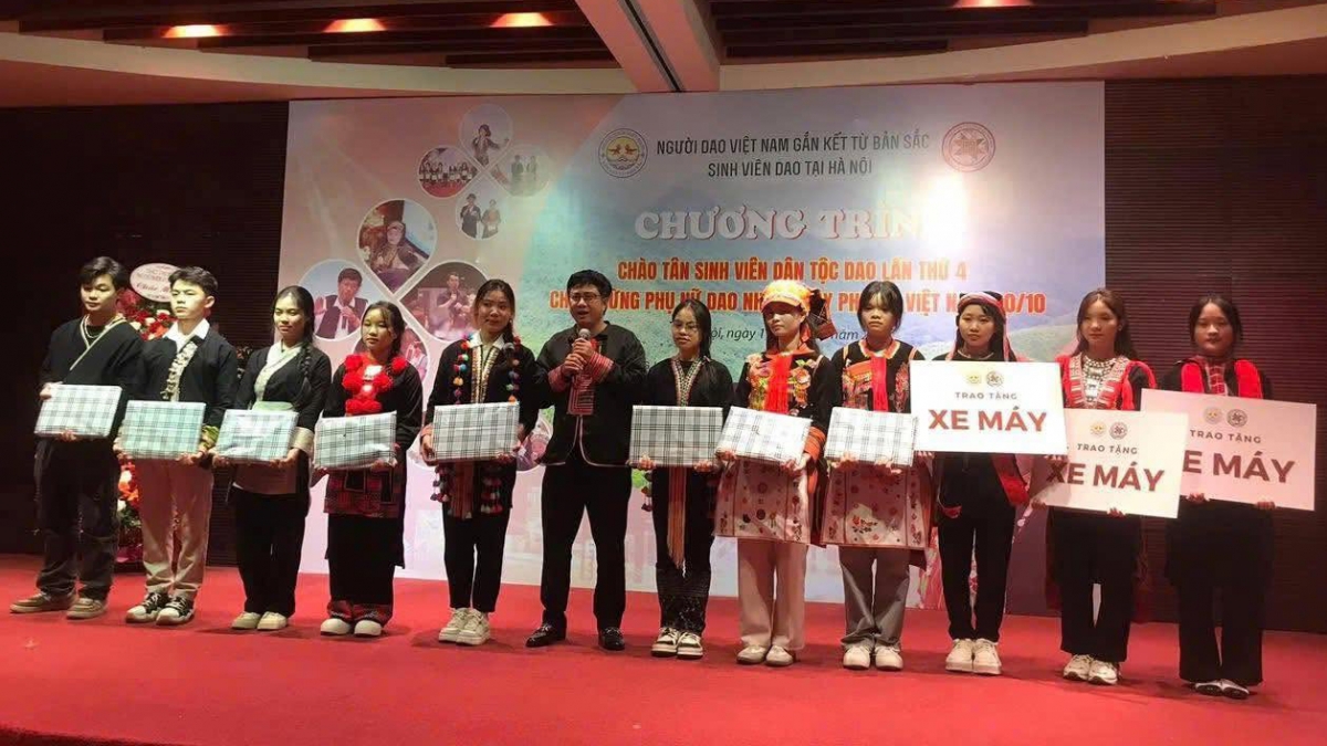 TS Bàn Tuấn Năng (ở giữa cầm micro) trong chương trình Chào tân sinh viên dân tộc Dao lần thứ 4 của nhóm "Người Dao Việt Nam - Gắn kết từ bản sắc". Ảnh: Facebook Sinh viên dân tộc Dao tại Hà Nội.