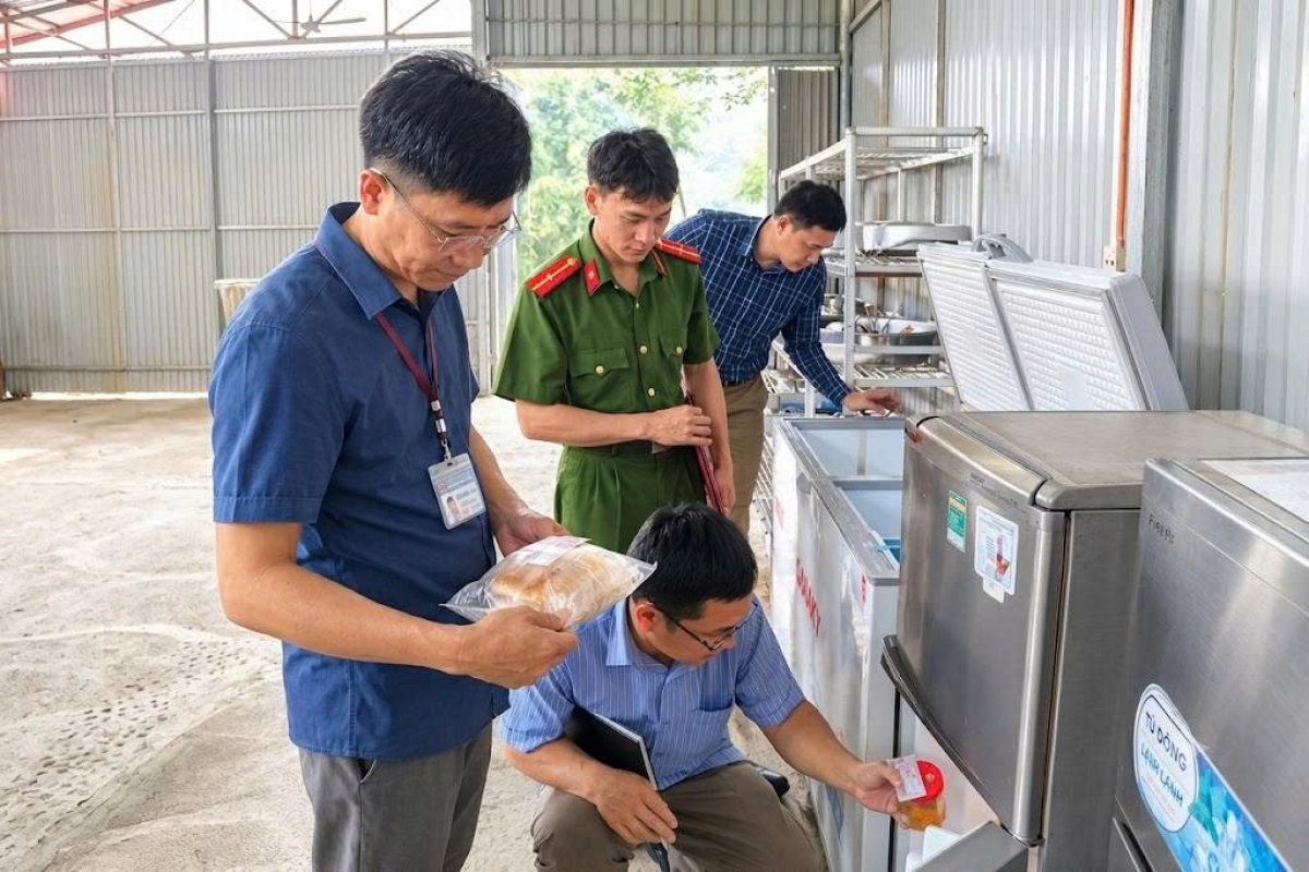 Chính quyền, lực lượng chức năng xã Cao Minh, tỉnh Thái Nguyên kiểm tra điều kiện cơ sở chế biến thực phẩm phục vụ trường học (Ảnh: Công Luận, Thúy Kiều)