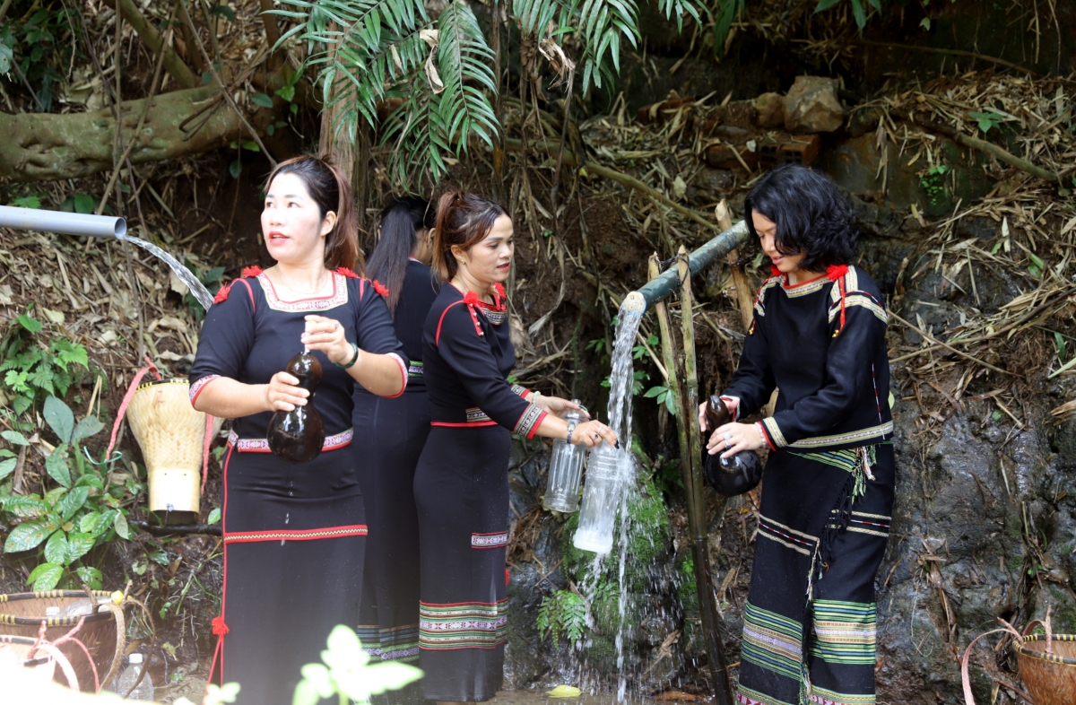 Bên dòng nước chảy, những chiếc can, gùi hay quả bầu đựng nước gợi lên nét sinh hoạt quen thuộc của người dân Tây Nguyên. Dụng cụ lấy nước có thể thay đổi theo thời gian, nhưng việc xuống bến vẫn được duy trì trong đời sống buôn làng. (Ảnh: Hxiu)