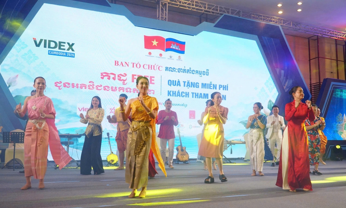 Đoàn văn công Quân khu 9 trình diễn tiết mục văn nghệ giao lưu các điệu múa truyền thống hai nước 
(Ảnh: Bộ Quốc phòng)