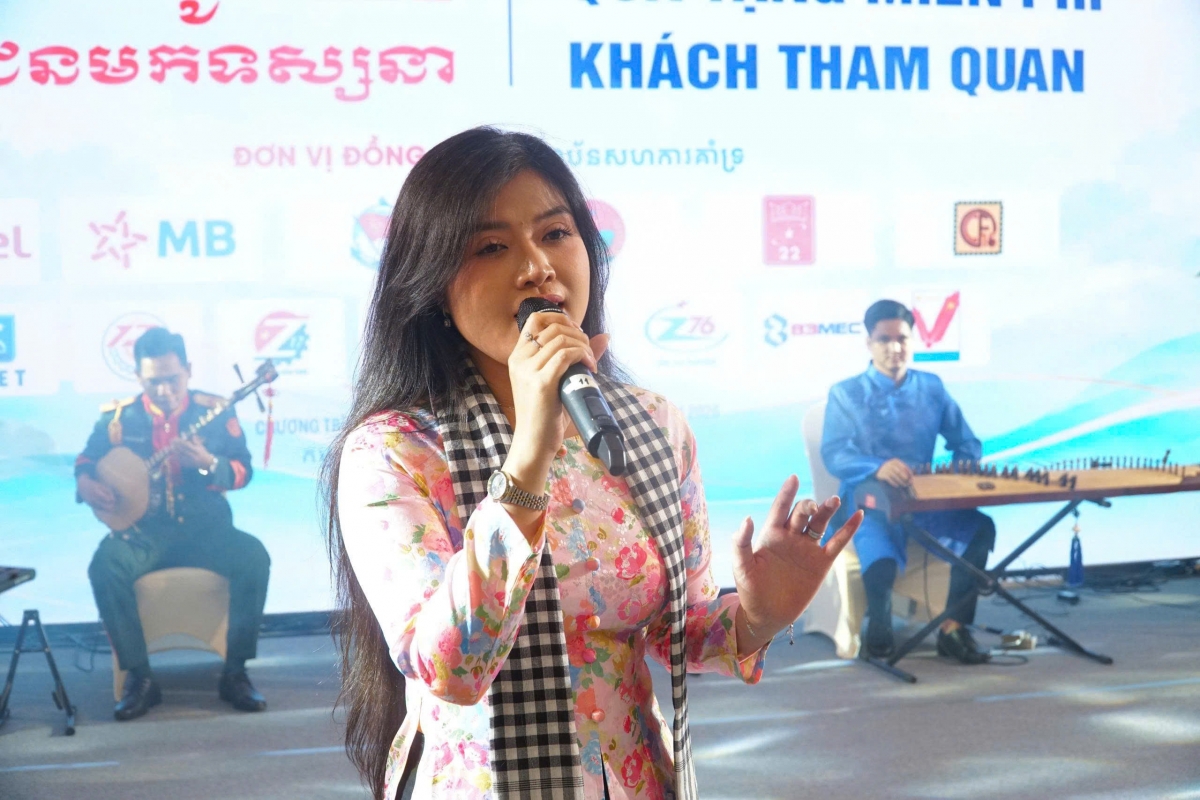 Hình ảnh đại diện phụ nữ miền Nam với trang phục áo bà ba và khăn rằn truyền thống
 nổi bật trên sân khấu sự kiện (Ảnh: Bộ Quốc phòng)