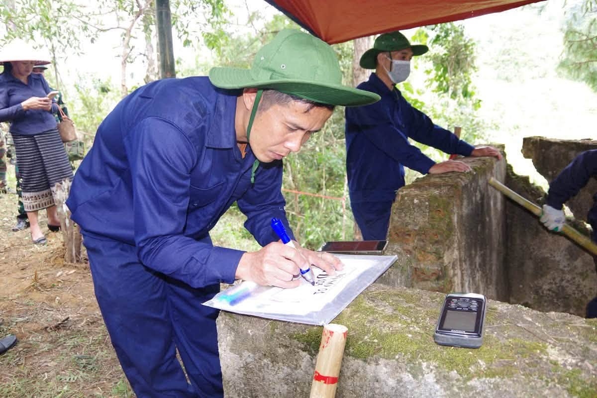 Khoanh vùng trên các bản đồ tìm mộ liệt sĩ (Ảnh do Bộ Chỉ huy quân sự tỉnh Thanh Hóa cung cấp )