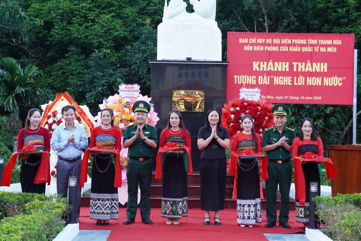 Các đại biểu cắt băng khánh thành Tượng đài "Nghe lời non nước" - Ảnh: ĐVCC.